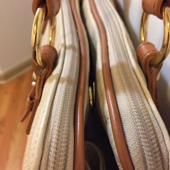 Valentina Off White Pebbled Cream Leather Handbag - Picture 10 of 12